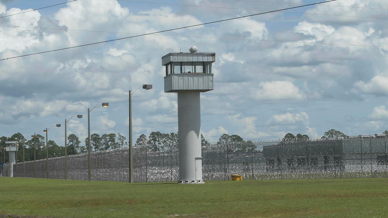 La nueva cárcel de migrantes está ubicada dentro de la Institución Correccional de Baker, una prisión estatal ubicada a unas 43 millas al oeste de Jacksonville. 
<br>