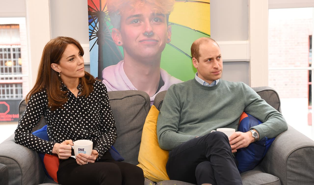 "Apuesto a que 
<b><a href="https://www.univision.com/shows/despierta-america/tengan-calma-autoridades-de-florida-llaman-a-la-poblacion-a-evitar-el-panico-ante-el-coronavirus-video" target="_blank">todos te dicen 'tengo coronavirus</a></b>, me estoy muriendo', y les dices 'no, acabas de toser'", le dijo el príncipe, según una crónica publicada por el 
<b><a href="https://www.dailymail.co.uk/news/article-8071611/Prince-William-Kate-Middleton-carry-shaking-hands-Ireland-despite-coronavirus-threat.html" target="_blank">Daily Mail. </a></b>
<br>