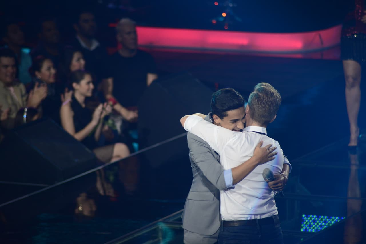 Cuando no están frente a la cámara, los famosos hacen de todo, lo malo es que no se dan cuenta que nuestra cámara indiscreta anda alerta y los está viendo. Así fue como captamos a jueces y capitanes en el detrás de cámaras.