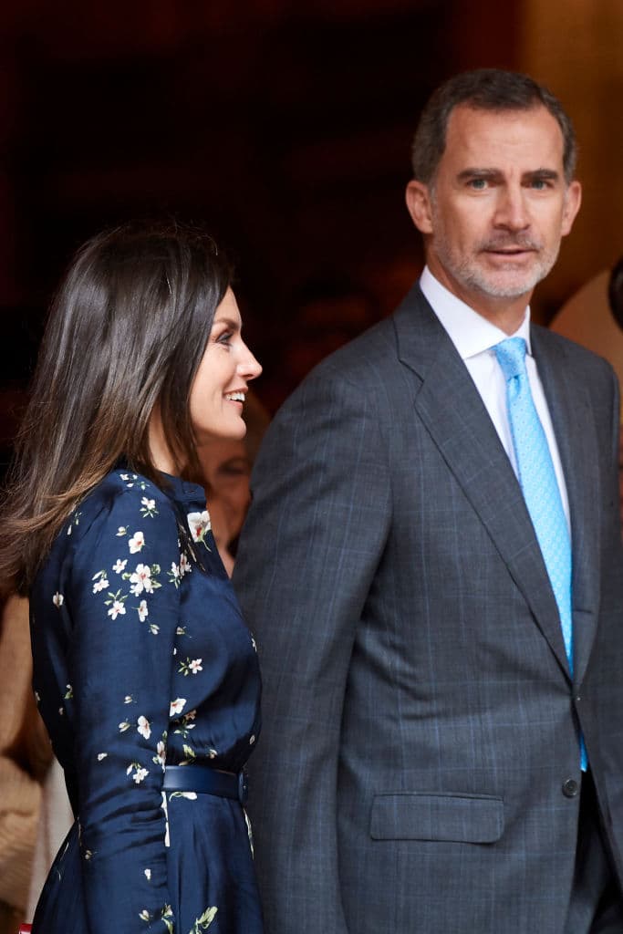 Por su parte, Felipe VI utilizó un traje gris con una corbata color aqua que resaltaba con la camisa blanca.