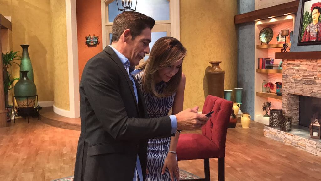 Johnny y Satcha estaban muy entretenidos en el celular, seguramente Johnny le mostraba fotos de su hermosa nieta.