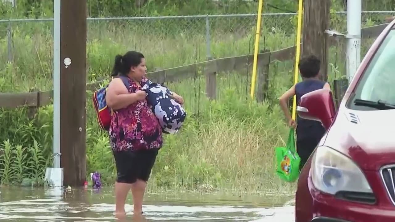 Hispana es evacuada junto a su familia ante el riesgo de inundaciones al norte del condado Harris