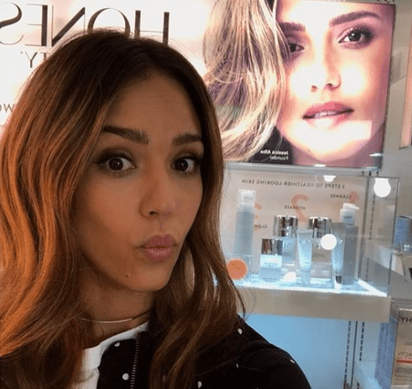Jessica de Alba ya contaba con la creación de The Honest Company, un negocio de productos naturales y orgánicos para bebés a la que poco tiempo después incluyó una línea de maquillaje para mujeres.