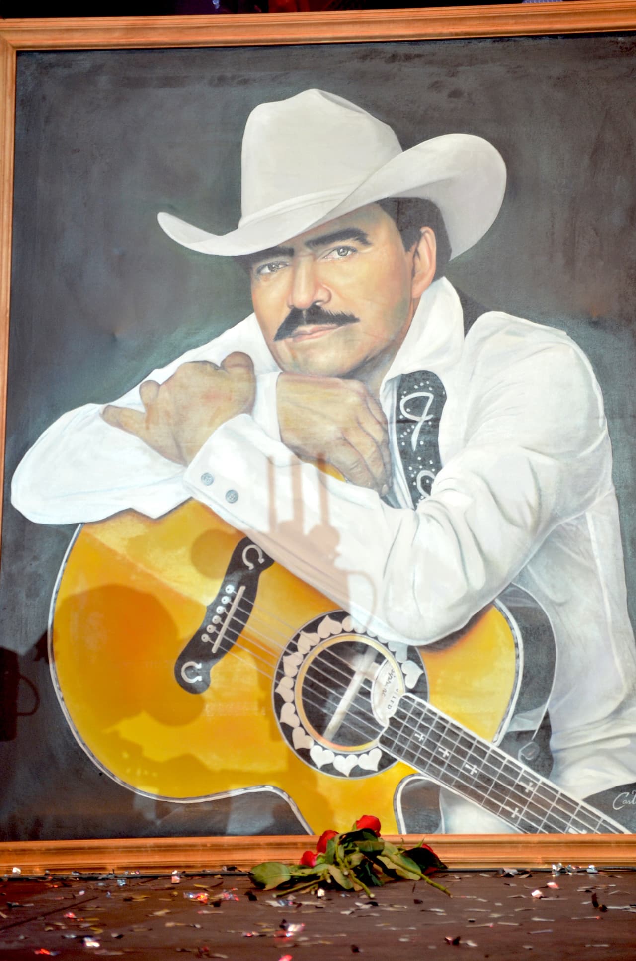 En el escenario habían dos óleos con el rostro de Joan. Se dice que estos mismos cuadros fueron los que también estaban a un lado de su féretro durante sus funerales.