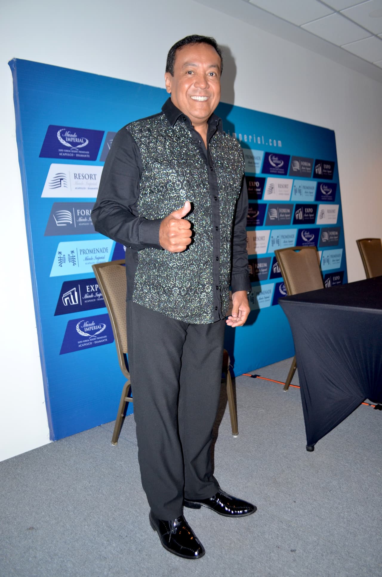 El cantante de boleros Carlos Cuevas también se dejó ver en el homenaje a Joan, quien fue uno de sus más grandes amigos.