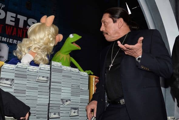 Los famosos títeres llegaron al Capital Theatre durante la premier de su más reciente película y sus fieles fanáticos se apoderaron del boulevard de las estrellas en Hollywood. Muppets Most Wanted es una comedia musical escrita por Bobin y Nicholas Stoller y continúa la saga de 2011 ‘The Muppets’. Esta vez, la rana Kermit y sus amigos se verán envueltos involuntariamente en un crimen internacional, mientras se encontraban de gira por Europa.