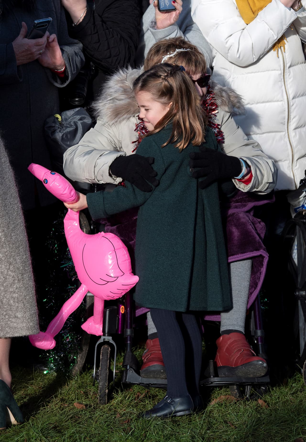 Gemma Clark, de 39 años, le regaló a 
<b><a href="https://www.univision.com/famosos/la-reina-ya-conocio-a-la-princesita-charlotte-fotos">la biznieta de la reina Isabel</a></b> un flamingo inflable. En declaraciones que ofreció al Daily Mail, la emocionada mujer contó que la pequeña estaba feliz con el detalle.