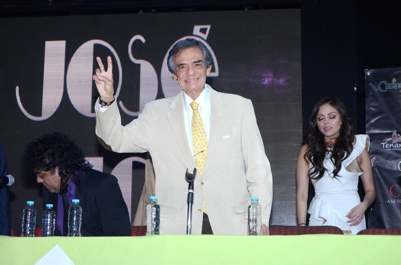 "Todo México merece tenerlo presente (el cuerpo de José José). Entonces le dije (a Sarita Sosa) que
<b><a href="https://www.univision.com/shows/despierta-america/de-todo-corazon-mil-gracias-el-mensaje-del-hijo-de-jose-jose-tras-dos-dias-de-buscar-el-cuerpo-de-su-padre-video" target="_blank">estaba a sus órdenes</a> </b>para lo que quisiera, que con mucho gusto lo haría encantado de la vida (ayudar a la repatriación)", comentó Camil Garza a 'Ventaneando'.