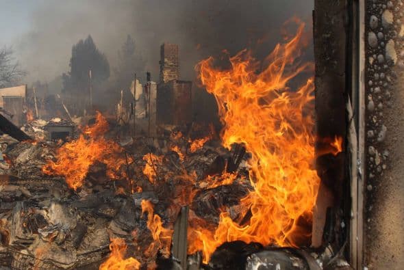 Hasta el momento una persona muerta y un bombero fue afectado afectado por el humo.