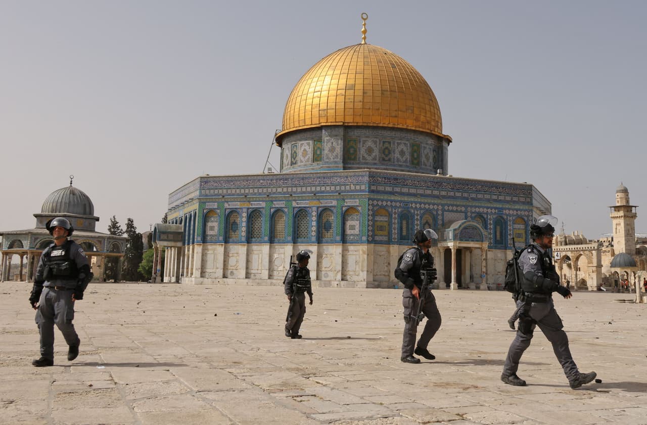 El lugar, conocido por los judíos como Monte del Templo y por los musulmanes como Noble Santuario,
<b>está considerado como el lugar más sagrado de los judíos y el tercero del islam </b>solo detrás de la Gran Mezquita de La Meca, y la Mezquita del Profeta de Medina, en Arabia Saudita. Es el el epicentro emocional del conflicto entre israelíes y palestinos en el pasado. Su construcción se inició en el siglo VII tras la toma de Jerusalén por el califa Omar. Está construida sobre el sitio del Templo judío destruido por los romanos en el año 70, y
<b>cuyo único vestigio es el Muro de los Lamentos.</b>
<br>