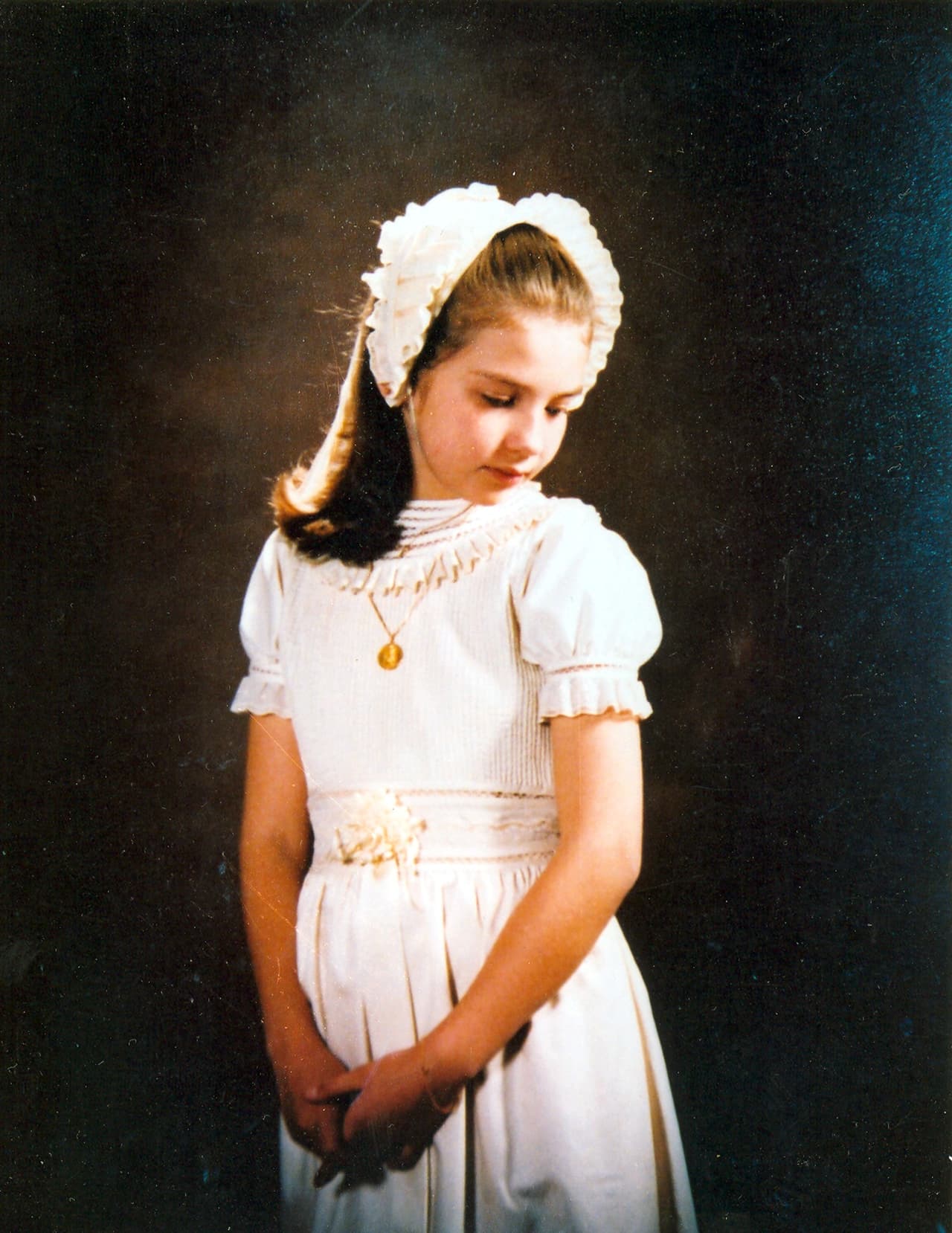 En su primera comunión, circa 1980.