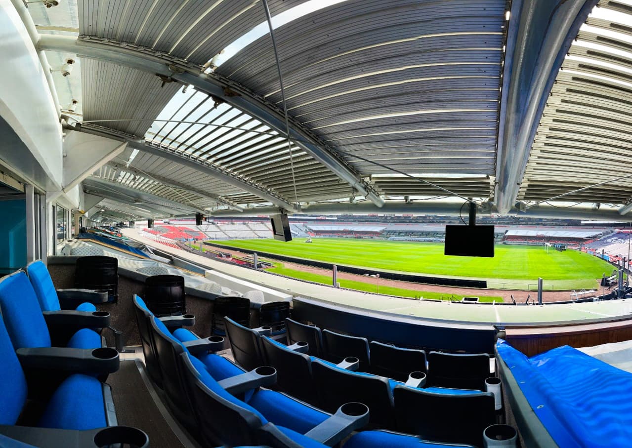 <h3 class="cms-H3-H3"><b>Palco en el Estadio Azteca </b></h3>
<br>
<br>Tiene un
<a href="https://www.gob.mx/gransorteoespecial/articulos/palco-estadio-azteca-271348" target="_blank">valor de 20 millones de pesos </a>(1 millón de dólares) y el ganador podrá utilizarlo hasta el año 2065, es decir, a partir del 15 de diciembre serán 44 años los que podrá utilizarlo.
<br>
<br>El palco tiene 20 asientos plegables, barra y baño, además de cuatro lugares de estacionamiento.
<br>
<br>Fue adquirido en la administración del presidente Miguel de la Madrid Hurtado (1984) por parte de funcionarios de Pronósticos para la Asistencia Pública, pese a no tener facultades para ello.
<br>
<br>
<b>Tipo de inmueble: </b>Palco A-37
<br>
<b>Año de adquisición:</b> 1984
<br>
<b>Vigencia:</b> hasta 2065 (44 años)
<br>
<b>Valor total del premio en especie y efectivo:</b> $20 millones de pesos
<br>