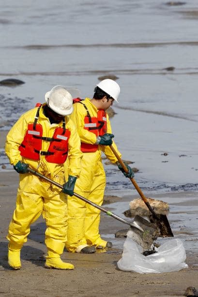 Continúan las labores de limpieza tras derrame de petróleo