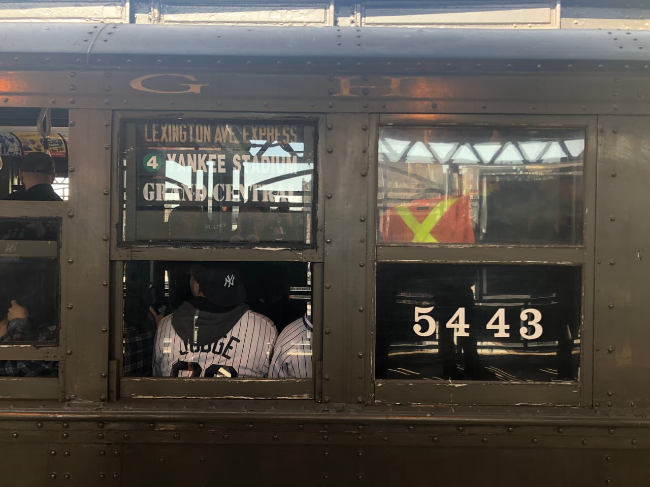 El tren es un 1917 IRT Lo-V. Tiene más de 100 años antigüedad y fue de los últimos modelos operados por la Interborough Rapid Transit Company.