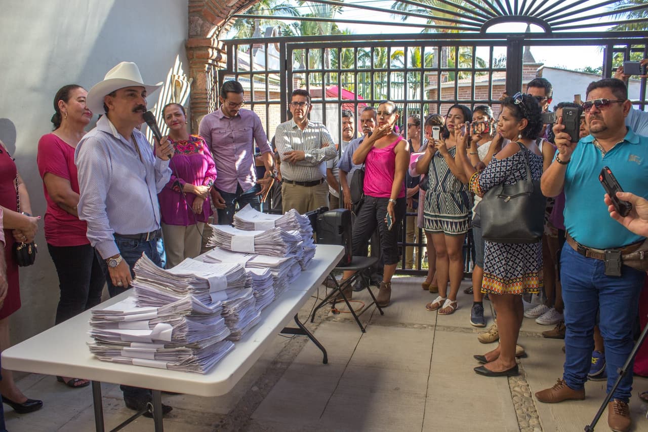 Él estaba contento pues había logrado obtener nueve veces las firmas que la ley pide para poder competir como Independiente.