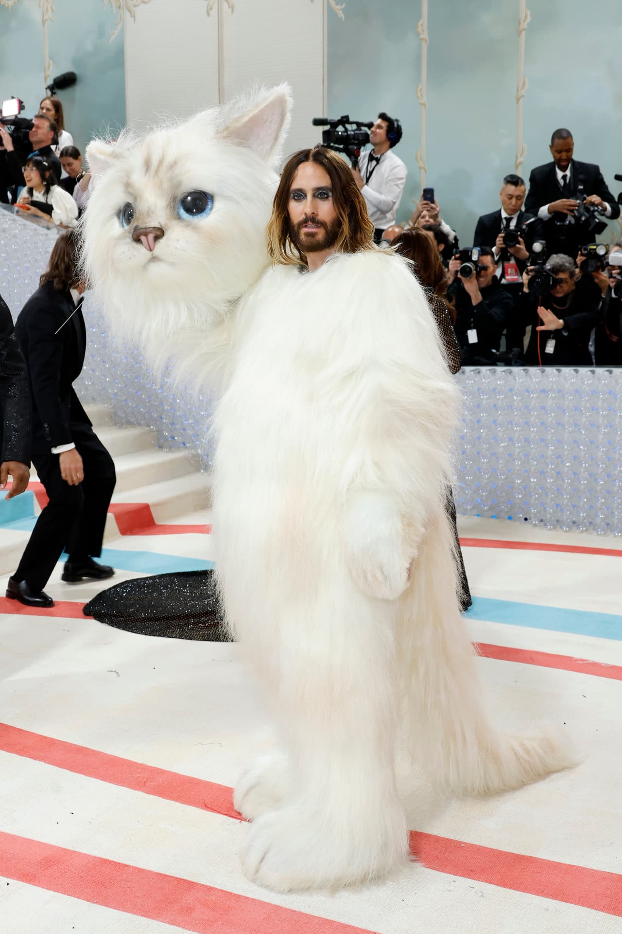 Jared Leto honró a la gata de Karl Lagerfeld en la Met Gala 2023.