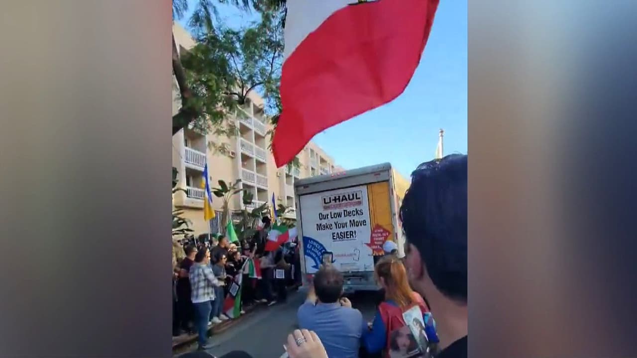 Camión de U-Haul embiste a multitud en Los Ángeles en protesta contra el gobierno religioso de Irán