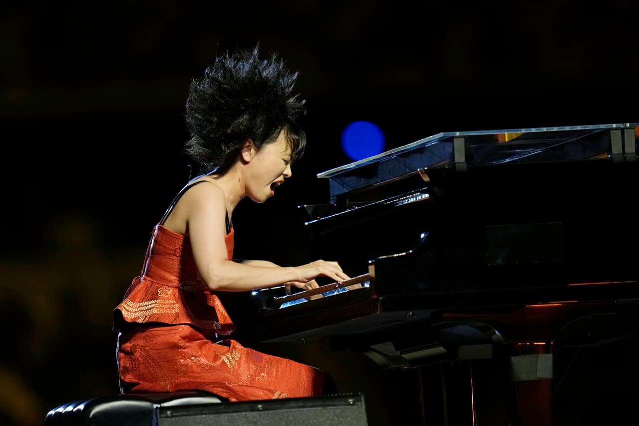 La pianista japonesa Hiromi, durante su presentación en la inauguración de Tokio 2021.