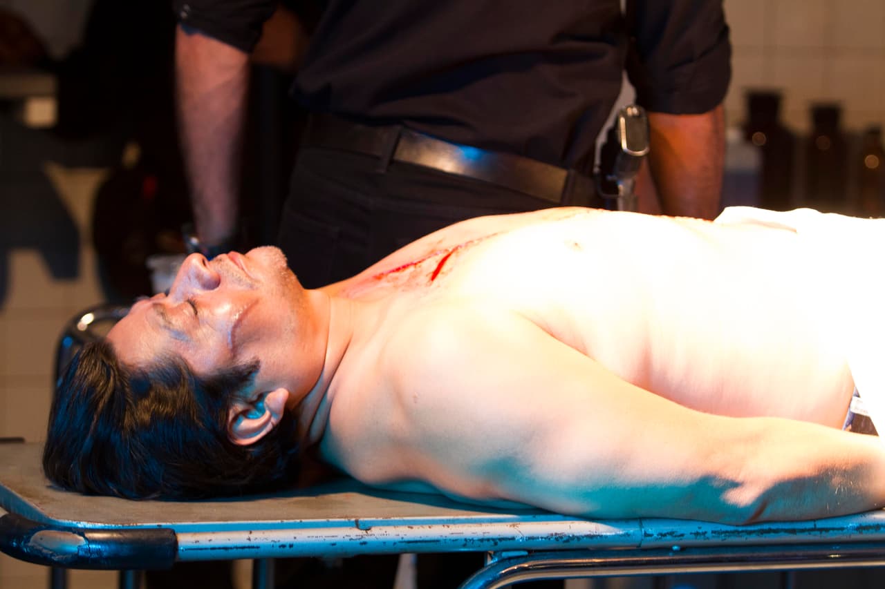 Dave y Mónica fueron notificados sobre el asesinato de Ernesto. El agente sabía que el padrino de Yolanda había abusado de ella.