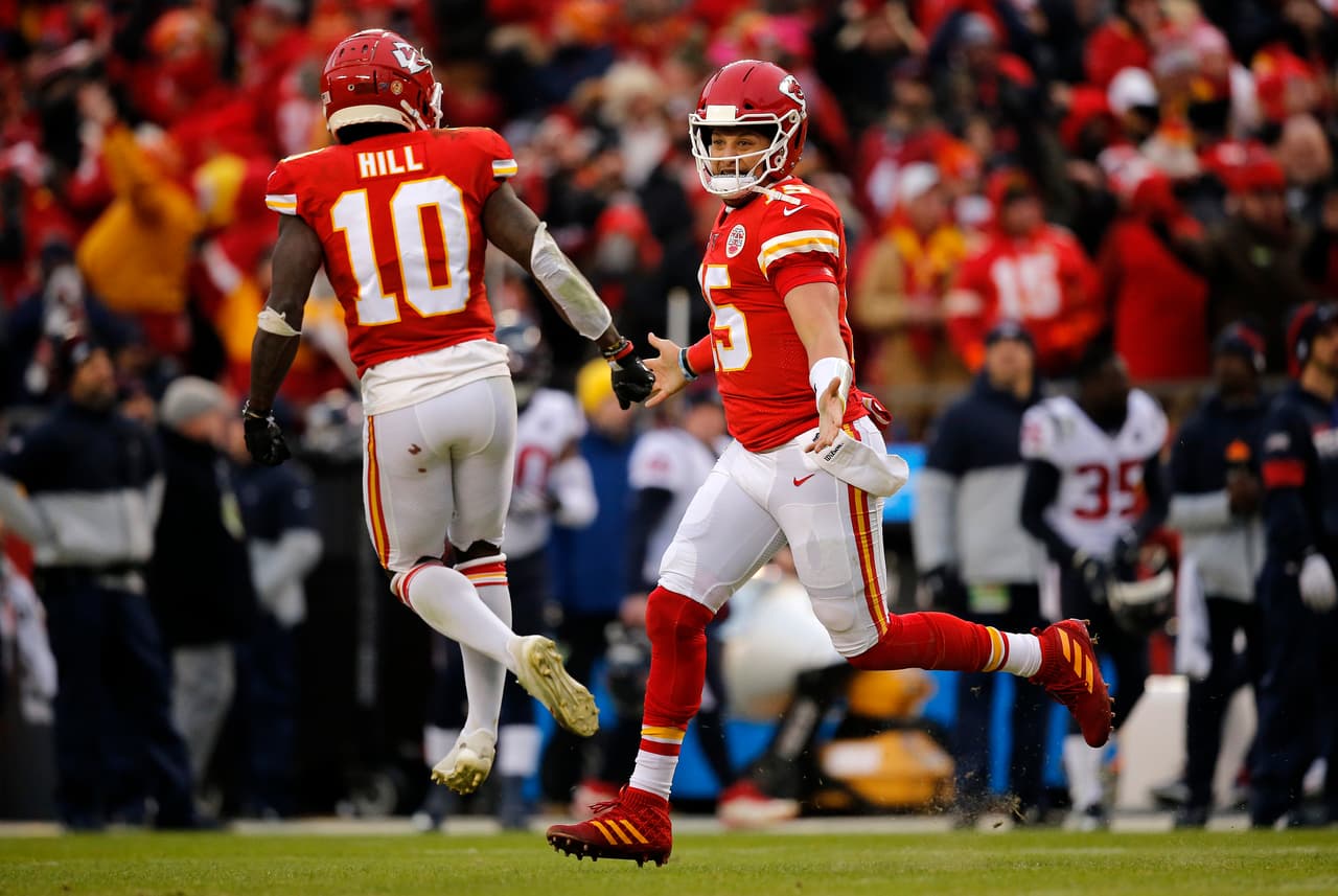 Una triplete de terror: entre Travis Kelce (198 yardas - 3 TD’s), Tyreek Hill (108 yardas - 2 TD’s) y Sammy Watkins (190 yardas - 1 TD) los Chiefs tienen una expresividad aérea muy importante, siendo su mayor arma en el ataque.
<br>