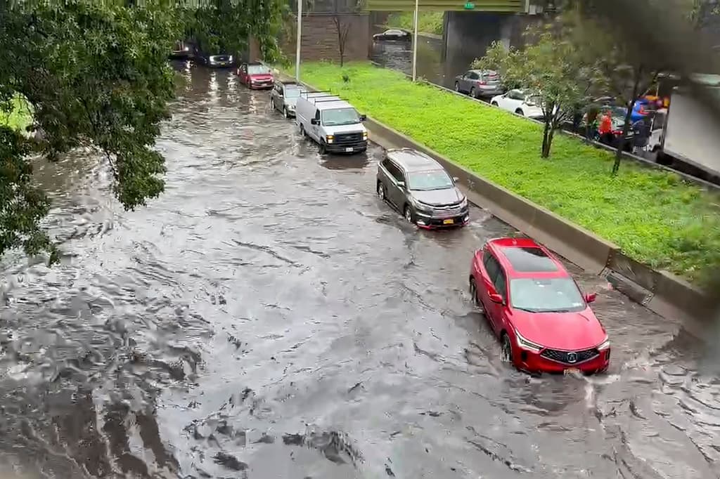 Algunos automovilistas quedaron atrapados por las inundaciones dentro de sus vehículos y tuvieron que ser rescatados.