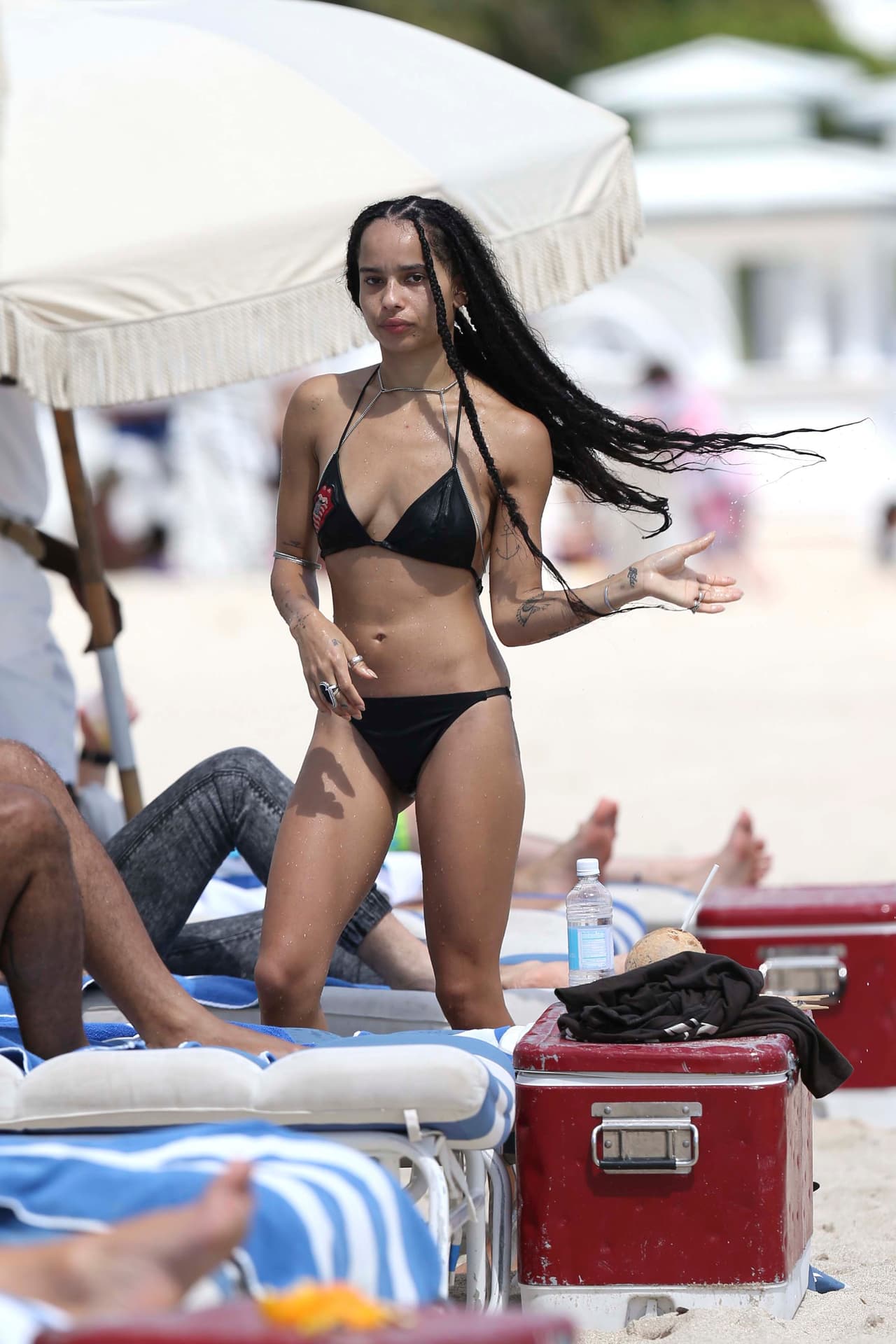 La hija de Lenny Kravitz presume bikinazo y disfruta de un chapuzón romántico con su novio.
