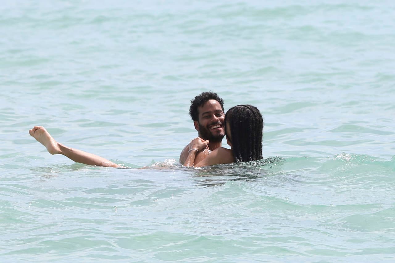 Él la cargó y le daba un "paseo" en las aguas.