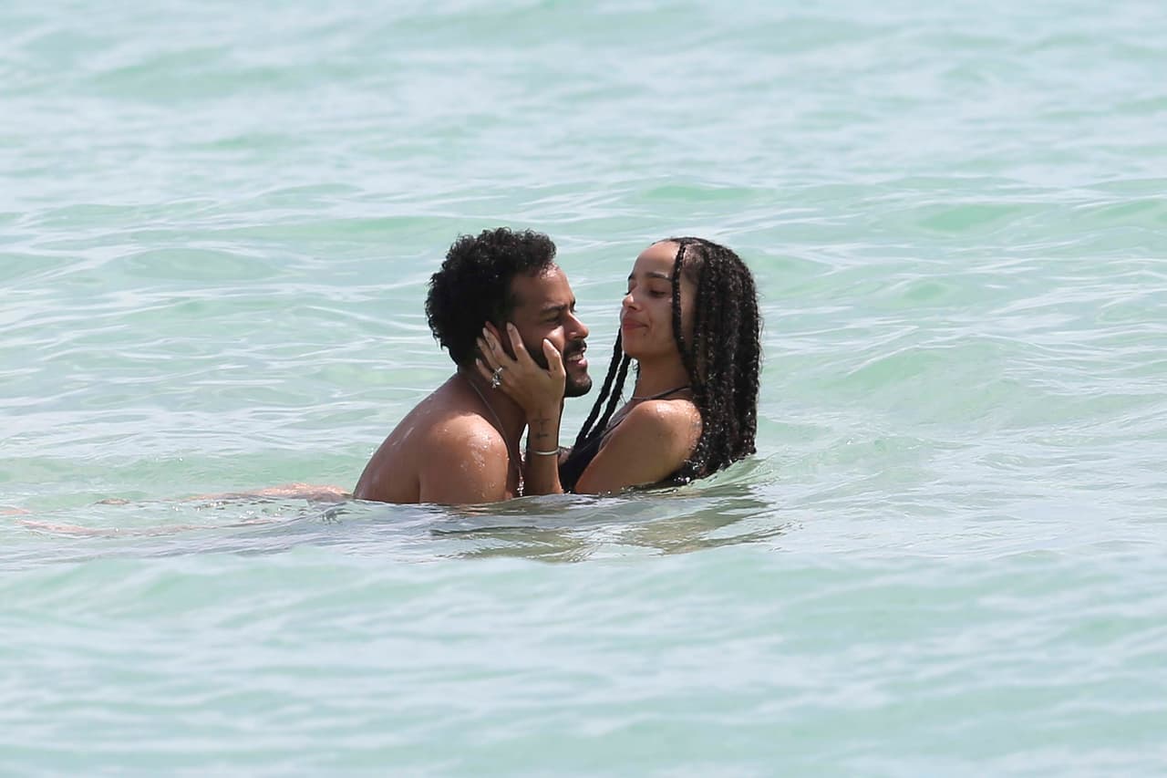 La parejita se dio un arrimón en el mar.