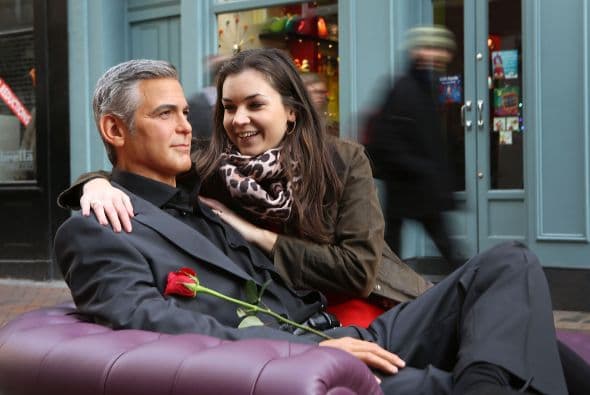 También esta mujer creyó que estaba frente al George Clooney de carne y hueso, pero no, sólo era su figura de cera.