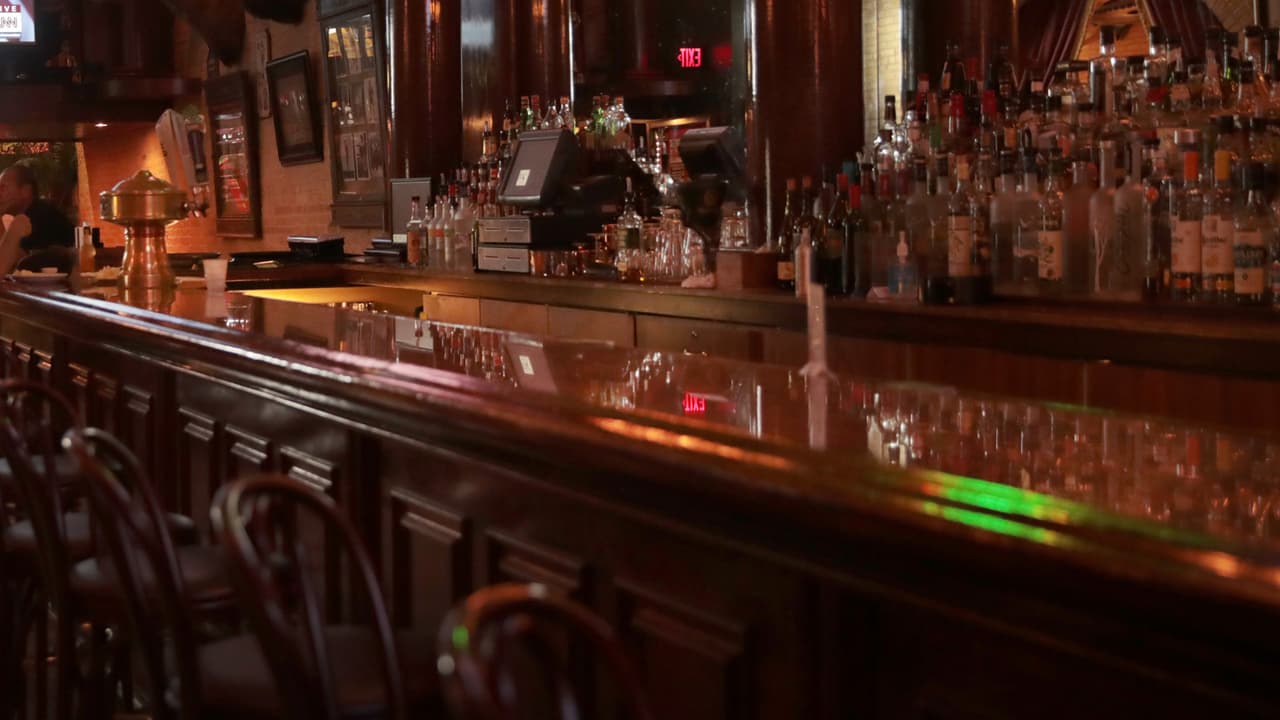 Anuncian nuevas medidas que permitirán a bares de Texas volver a funcionar durante el coronavirus