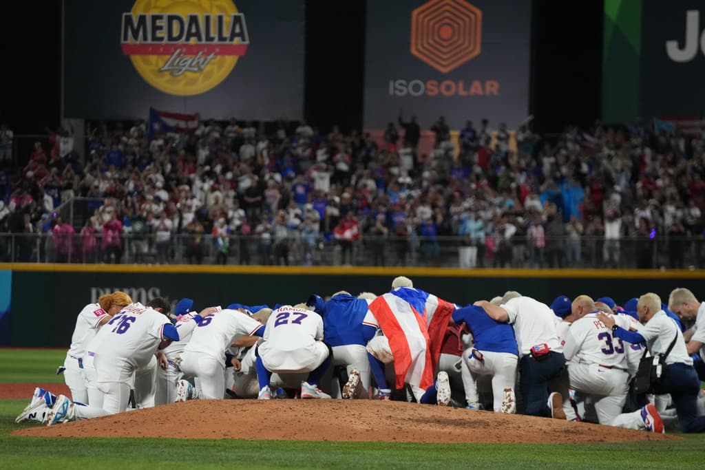 El estadio Hiram Bithorn, donde se disputa el 
<b><a href="https://www.tudn.com/mas-deportes/clasico-mundial-de-beisbol-2026-partidos-tendra-televisa-torneo" target="_blank">Clásico Mundial de Béisbol,</a></b> en San Juan, tiene capacidad para poco más de 18,000 espectadores. Se podría decir que la mitad o más hicieron historia la noche del 
<b>sábado 7 de marzo</b>, cuando concluyó el partido entre
<b> Puerto Rico y Panamá</b>, con marcador de 4-3, a favor del 
<b>Team Rubio</b>, como se conoce al equipo boricua.
<br>Mientras el equipo
<b> oraba de rodillas</b> en el triángulo de juego y agradecía por la segunda victoria al hilo, la fanaticada le aplaudía de pie. Fue poco después que en un gesto espontáneo, miles de personas comenzaron a cantar
<b> la versión de 'Preciosa'</b> que grabó 
<b>Marc Anthony</b>.
<br>Con cada 
<i>"yo te quiero, Puerto Rico"</i>, a algunos se les ponía la piel de gallina mientras que otros, incluidas las 
<b>estrellas del béisbol</b>, se emocionaron hasta las lágrimas.