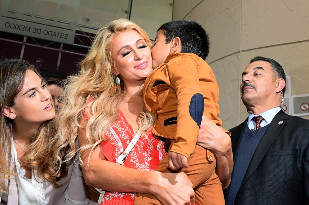 Ella lo cargó y hasta besito se llevó.