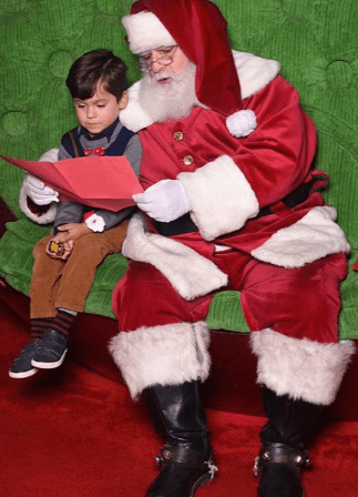 Bruce no sólo le entregó su lista, también se la leyó. Satcha estaba muy conmovida de ver lo mucho que ha crecido su hijo.