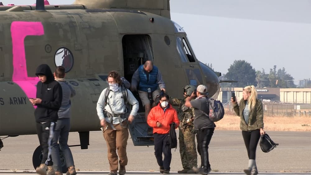 El primer rescate sucedió entre el 5 y 7 de septiembre desde el embalse Mamooth Pool, pero luego los pilotos de la Guardia Nacional realizaron otros viajes para trasladar a otros cientos de turistas que no pudieron regresar desde el centro vacacional
<b><a href="https://www.univision.com/local/fresno-kftv/el-fuego-del-incendio-creek-alcanza-el-centro-de-ski-china-peak-y-quema-los-trailers-de-los-empleados">China Peak y el lago Edison. </a></b>