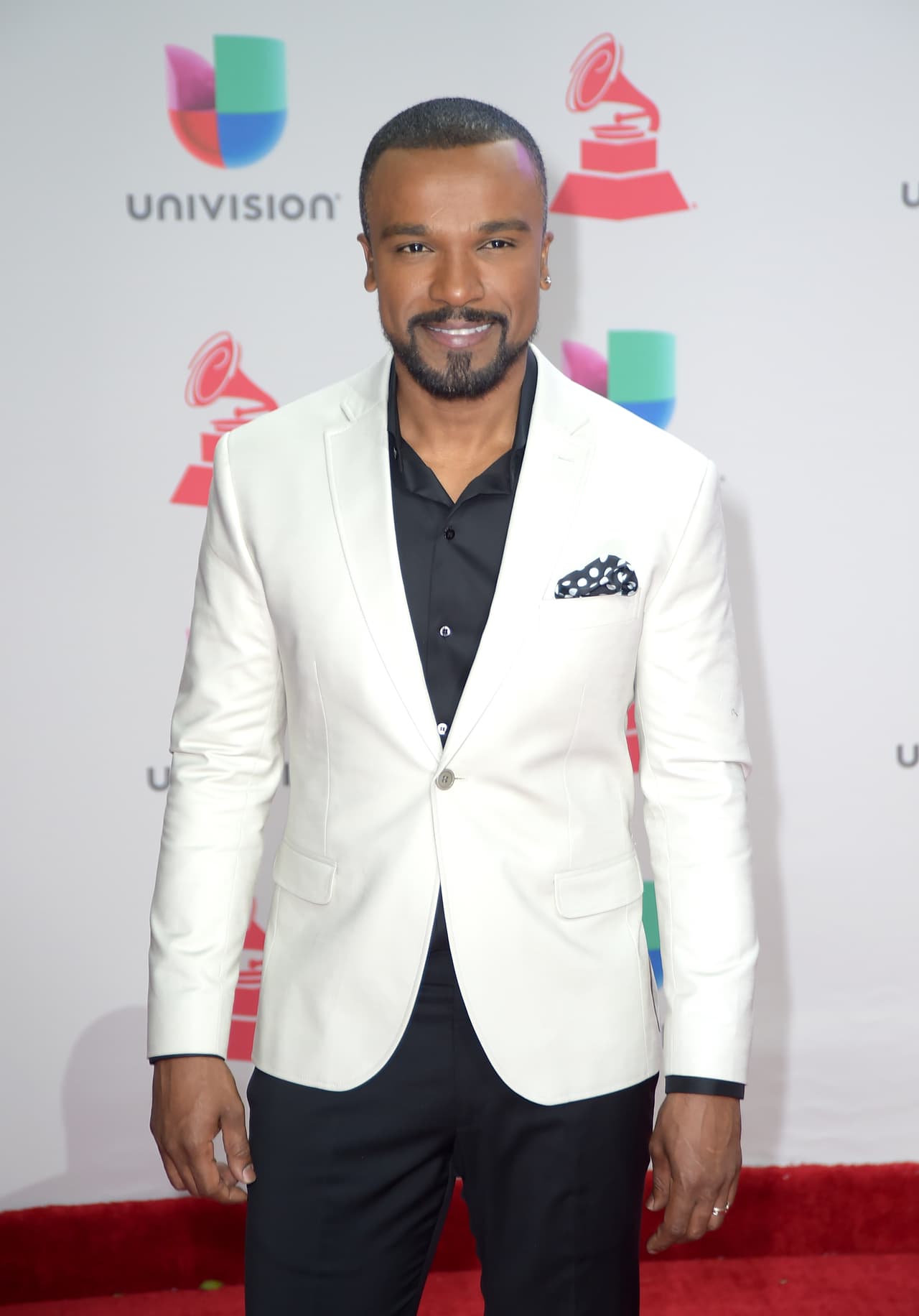 El cantante Alecandre Pires supo combinar a la perfección su saco blanco con todos los elementos de su atuendo. El pañuelo en el bolsillo le dio un toque divertido y formal a su look.