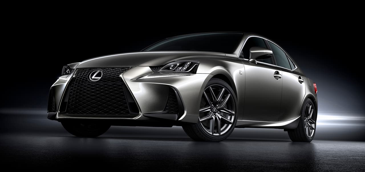 En Lexus IS se realizaron cambios sutiles en el diseño del paragolpes, siendo el más evidente el tamaño de las tomas laterales