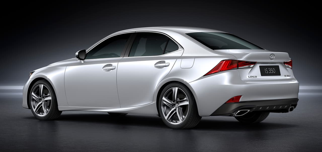 Se estrenan llantas de 17 pulgadas de 10 radios, y un par de nuevos colores se suman a la paleta de opciones; gris (Deep Blue Mica) y azul (Graphite Black Glass Flake)