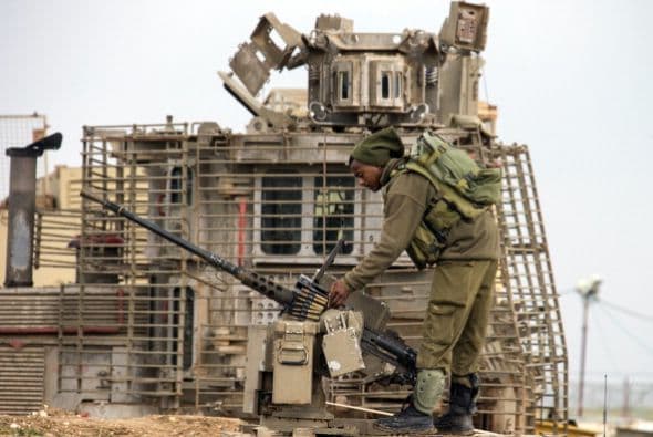 Los próximos pasos del movimiento islamista Hamás y de Israel son claves para detener la espiral de violencia que estalló el miércoles en la zona, en un aparente intento de la Yihad Islámica de arrastrar a ambas partes a un nuevo conflicto armado. "Israel considera a Hamás responsable de todo lo que ocurre (en Gaza): es el que ejerce la soberanía y el que debe responder por todo lo que ocurre", declaró un alto mando militar israelí en la zona, que reconoció que en los últimos meses no ve a milicianos de este grupo "participar en acciones terroristas". Para la Yihad Islámica, lanzar cohetes es "un medio excelente para avergonzar a Hamás, con el fin de demostrar que son ellos los que definen la agenda (política) en Gaza, mientras Hamás ha abandonado la yihad y la resistencia (armada) en busca del poder", escribe hoy el experto israelí en asuntos árabes y de Oriente Medio, Avi Isajarov. Organización mucho más pequeña, versátil e ideológica que Hamás, y sobre todo sin responsabilidades de gobierno, la Yihad trata de reavivar la lucha armada y "hace grandes esfuerzos para arrastrar (a ambas partes) a un nuevo conflicto", apelando en esta ocasión a la muerte de tres de sus hombres. Netanyahu debe decidir ahora "si quiere más violencia o seguir el toma y daca habitual con las milicias", subraya el académico.