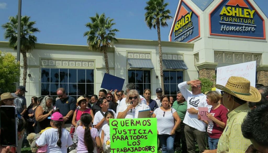 Exempleados de Ashley Furniture exigen respuestas por el cierre de una fábrica en el sur de California