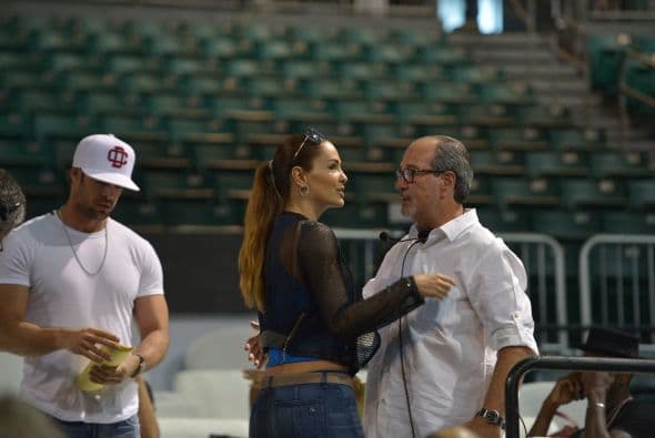 Estuvimos de stalkers tras Ninel Conde, desde los ensayos. Te invitamos a ver su recorrido por Premios Juventud 2015.