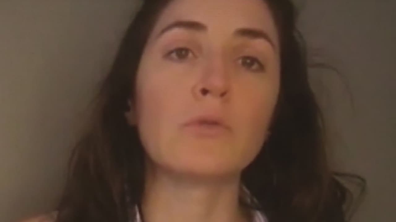 Una mujer que no habla español se las ingenia para comunicarse con inmigrantes indocumentados y ayudarlos económicamente