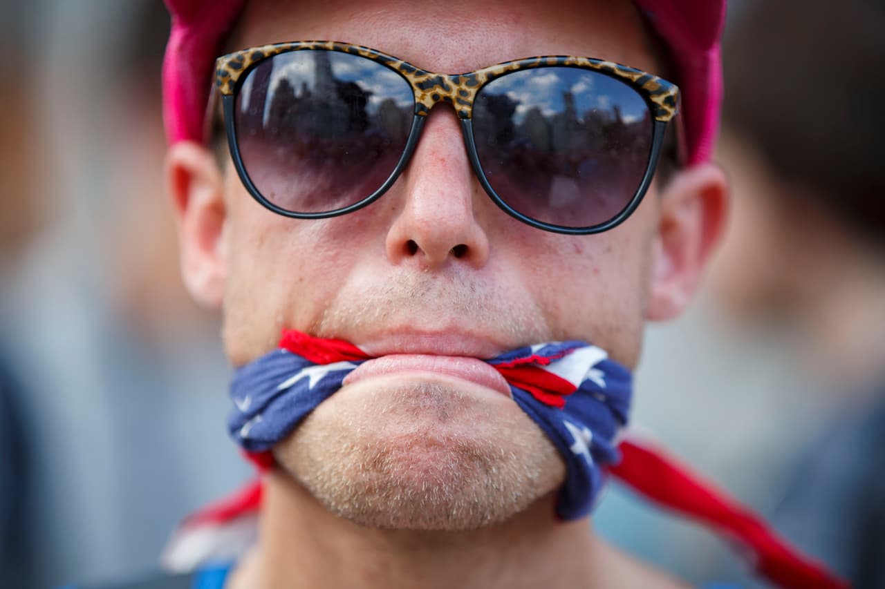 Un seguidor de Sanders durante una protesta en la convención demócrata.