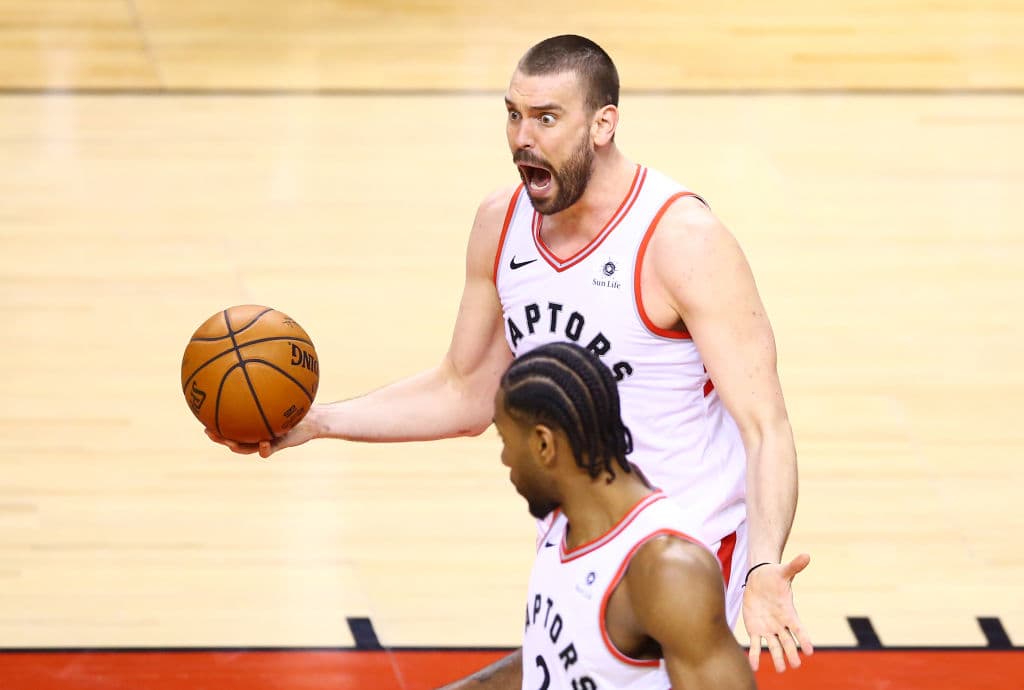 La reacción de Gasol era más que elocuente con el momento que estaba viviendo Toronto, que pese a intentar con triples y una defensa más eficaz recortar el margen, no estaba siendo suficiente y eso se tradujo en desesperación.