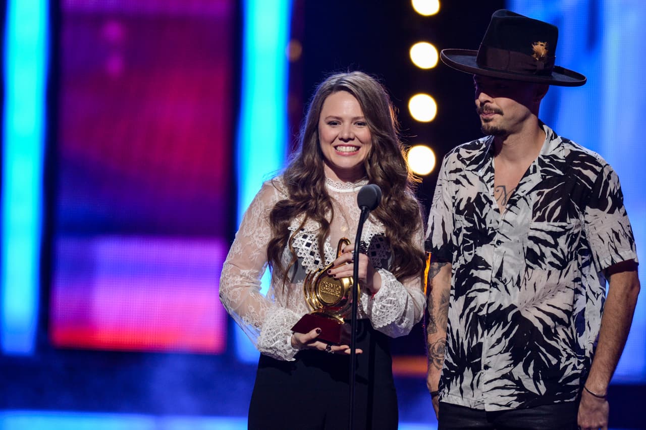Jesse & Joy recibió el galardón de Premio Lo Nuestro con un caluroso grito de ¡VIVA MEXICO!