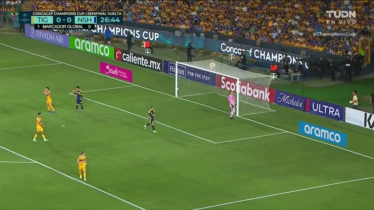 ¡Tremendo susto para Nahuel! Rômulo desvía el esférico y por poco nos regala un autogol