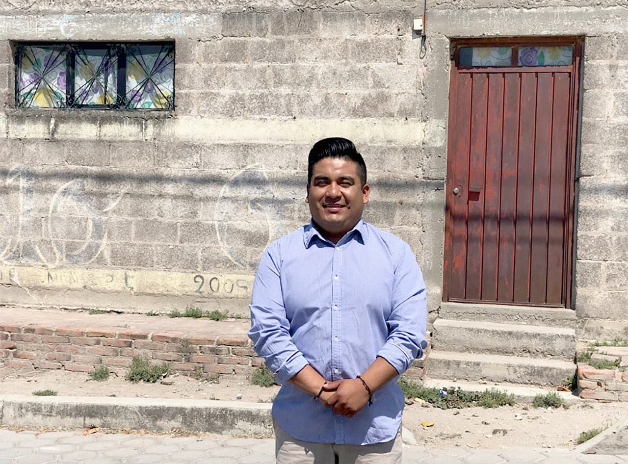 <b>Carlos Sedano.</b>
<br>
<b>Trump National Golf Club Westchester.</b>
<br>Regresó a México en 2014. Varios miembros de su familia trabajaron sin documentos en el club. “
<a href="https://www.univision.com/noticias/inmigracion/el-sigiloso-esfuerzo-para-sacar-a-los-indocumentados-de-los-negocios-trump-evadiendo-toda-responsabilidad">Tenía que estar muy limpio todos los días. Desde la mañana hasta la tarde</a>. Era de componer, limpiar todo el campo de golf, todo el tiempo mantenerlo limpio, que cualquier cosa que ya falló nos llamaban de mantenimiento”.