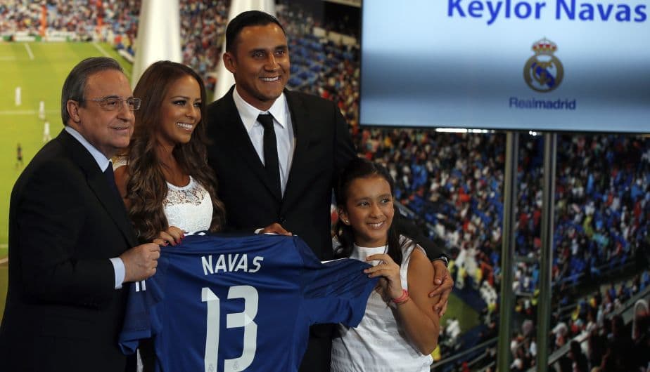 Real Madrid's new goalkeeper Keylor Navas (2nd R) of Costa Rica poses with Real Madrid's president Florentino Perez (L), his wife Andrea Salas and his daughter Daniela (R) during his presentation ceremony at Santiago Bernabeu stadium in Madrid August 5, 2014. Real Madrid have agreed to sign highly-rated Costa Rica goalkeeper Navas, who shone at the World Cup, from La Liga rivals Levante on a six-year contract, the European champions said on Sunday. REUTERS/Sergio Perez (SPAIN - Tags: SPORT SOCCER)