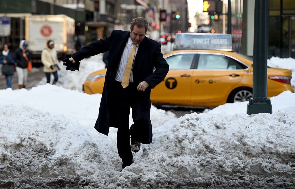 Y que los peatones anden con precaución y eviten las superficies resbaladizas; pues el hielo puede no ser visible.
<br>
<br>