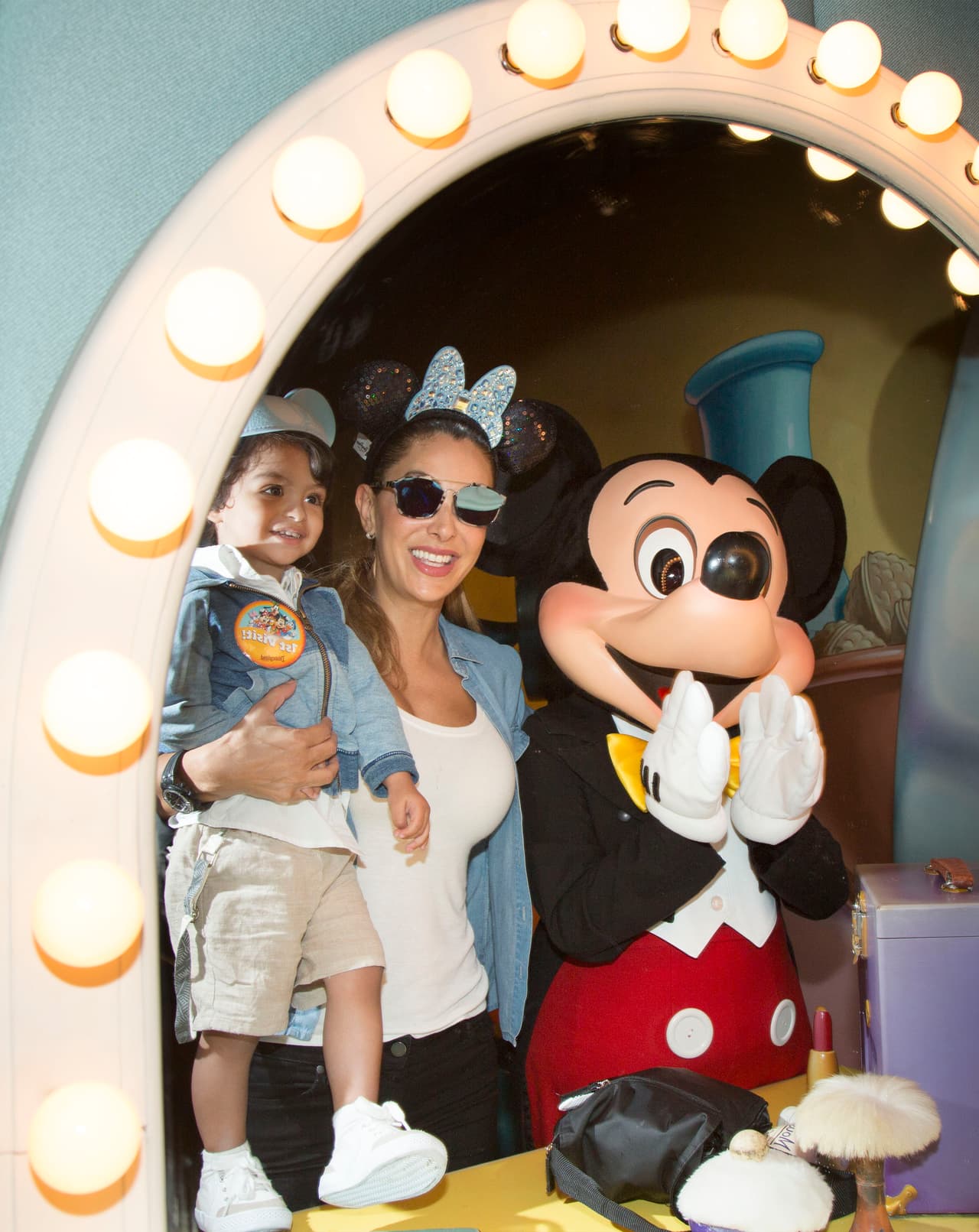 Ninel y su hijito visitaron a Mickey en su casita en Mickey's Toontown.