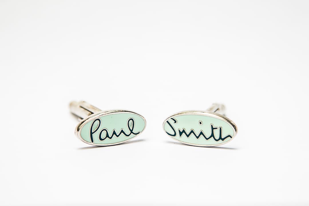 Paul Smith. Las más clásicas del diseñador inglés, con su nombre y su apellido, para que los portes indistintamente en el brazo izquierdo y el brazo derecho. De venta en tiendas Paul Smith.